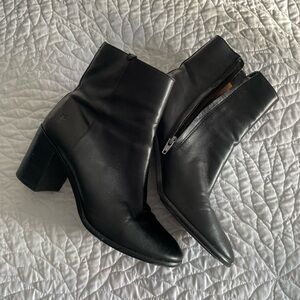 Frye Heeled Leather Ankle Boots in Black (Size 8.5)